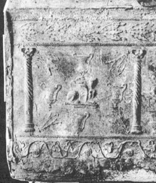 חלק מארון עופרת שהתגלה בבית הקברות של צור